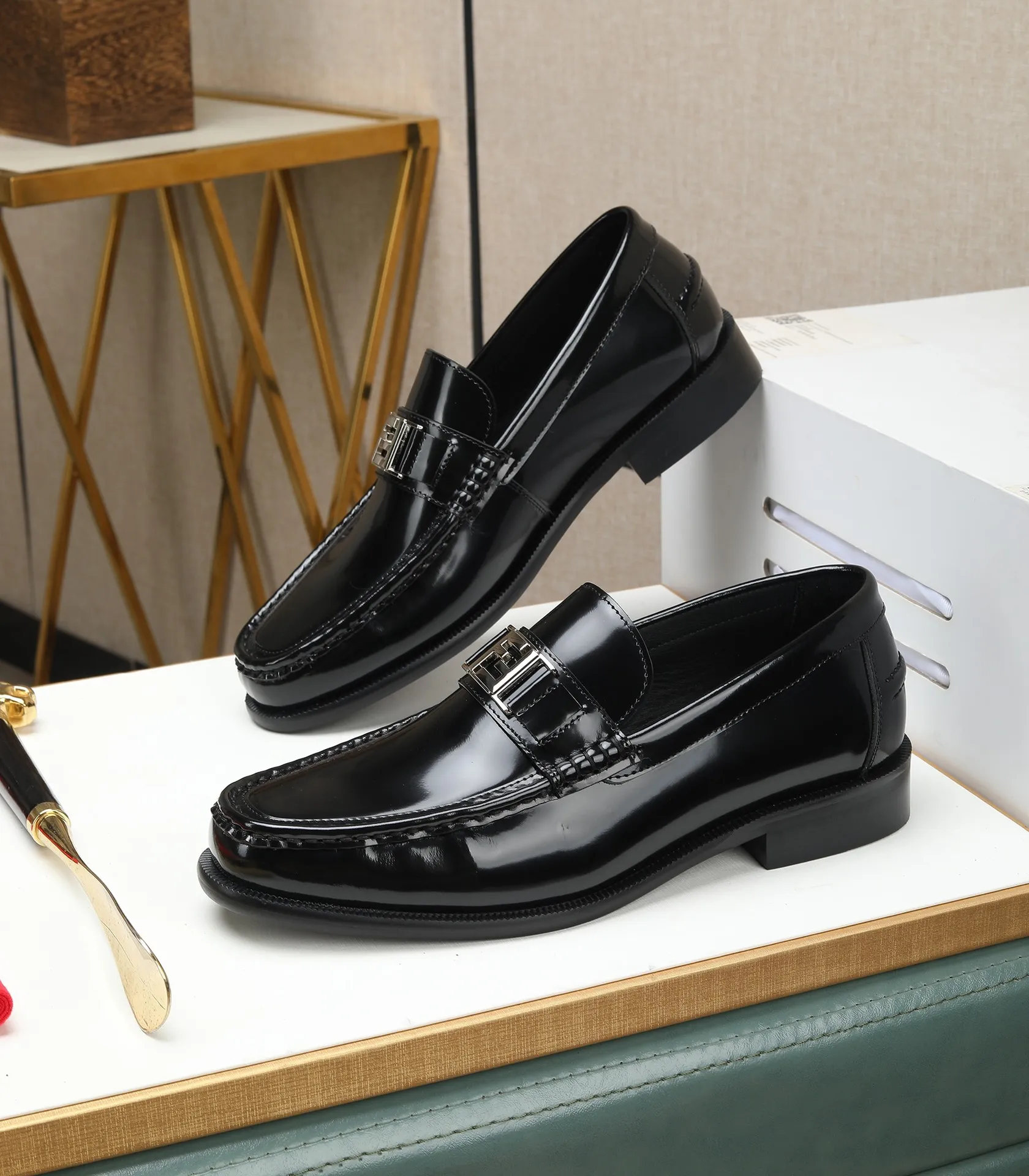 Men's shoes 💰580 (high-end, full cowhide) FENDI Fendi high-end formal leather shoes, original Italian imported cowhide surface + cowhide lining, original hardware, I believe you will be impressed from the first time you see it. The avant-garde atmosphere can no longer fully interpret its elegance. AAA grade rubber outsole, super comfortable. Original counter last, ensuring its original version and quality. The simple upper ensures its comfort and breathability. A pair of truly good shoes has its own unique soul, famous quality, regular size 38-44 (45 46 customized)